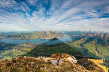 niesen-aussicht-herbst-schatten-pyramide-thunersee-brienzersee
