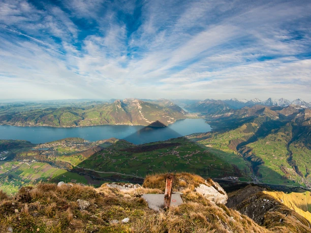 niesen-aussicht-herbst-schatten-pyramide-thunersee-brienzersee