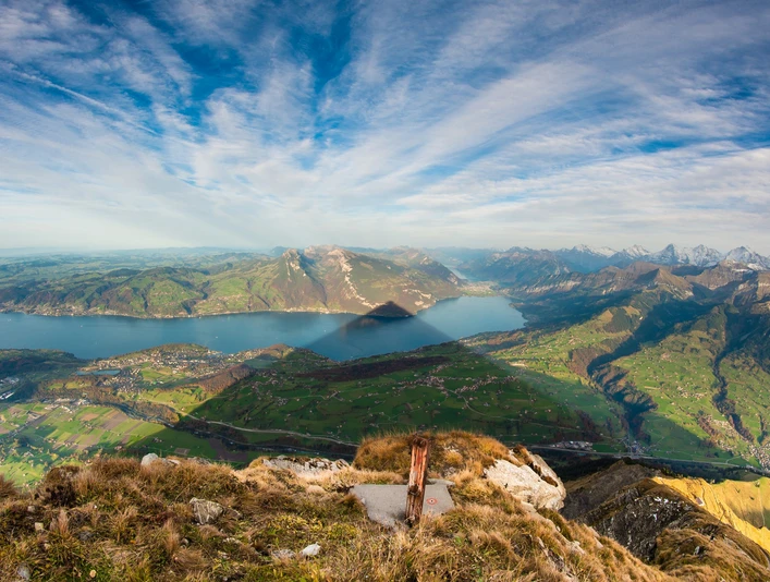 niesen-aussicht-herbst-schatten-pyramide-thunersee-brienzersee