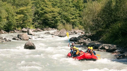 river-rafting-sommer-adventure-wasser-boot