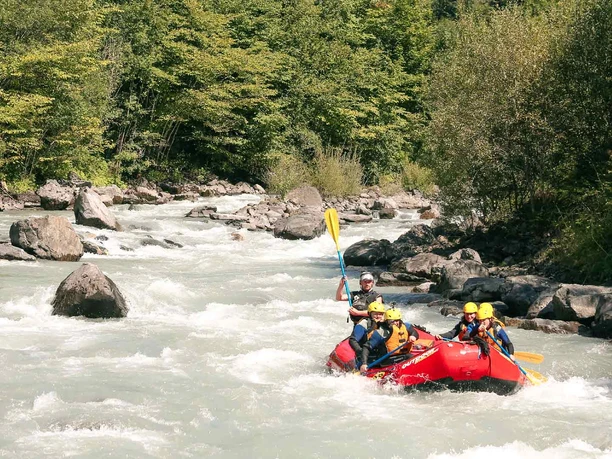 river-rafting-sommer-adventure-wasser-boot