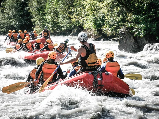 river-rafting-sommer-boote-rafting-gruppen-adventure