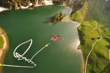 stockhorn-bungy-sprung-sommer-see