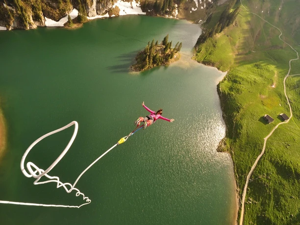stockhorn-bungy-sprung-sommer-see