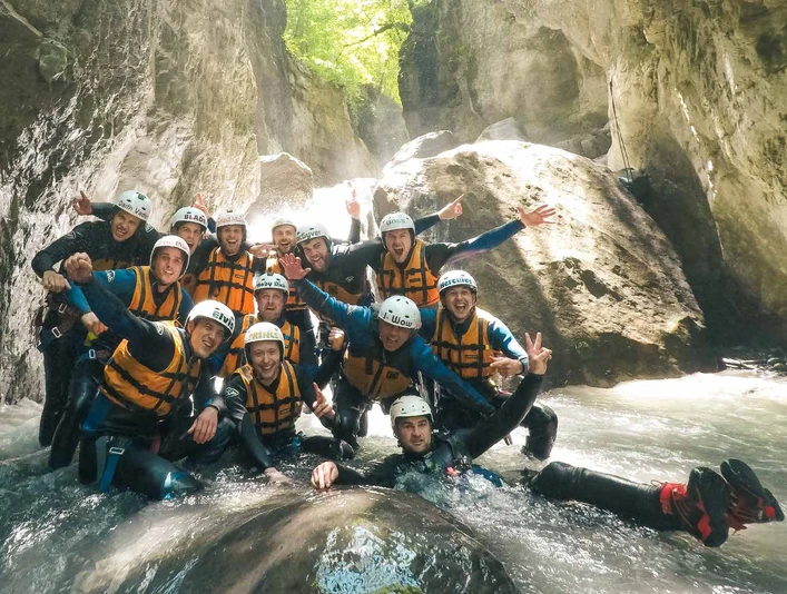 canyoning-gruppe-outdoor-adventure-wasser