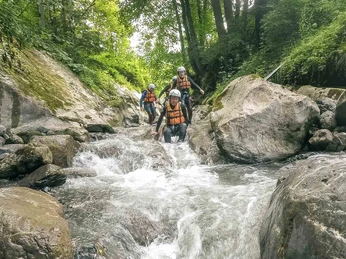 canyoning-adventure-einstieg-wasser
