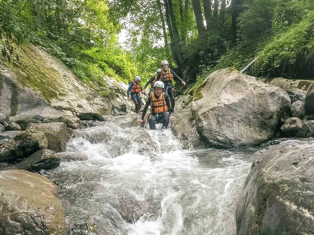 canyoning-adventure-einstieg-wasser