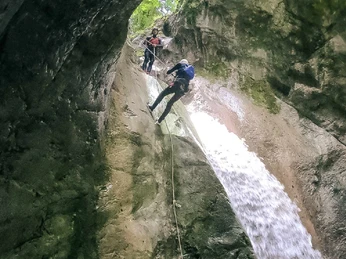 canyoning-outdoor-adventure-abseilen-wasserfall