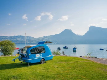 spiez-sealander-sommer-thunersee-landansicht-ausflug-bergpanorama-boot-pedalo