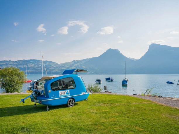 spiez-sealander-sommer-thunersee-landansicht-ausflug-bergpanorama-boot-pedalo