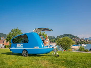 spiez-sealander-sommer-thunersee-landansicht-entspannung-boot-pedalo