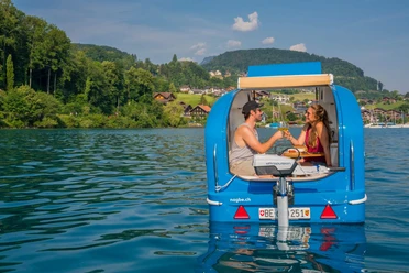 spiez-sealander-sommer-thunersee-paar-apero-boot-pedalo