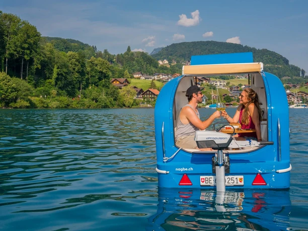 spiez-sealander-sommer-thunersee-paar-apero-boot-pedalo