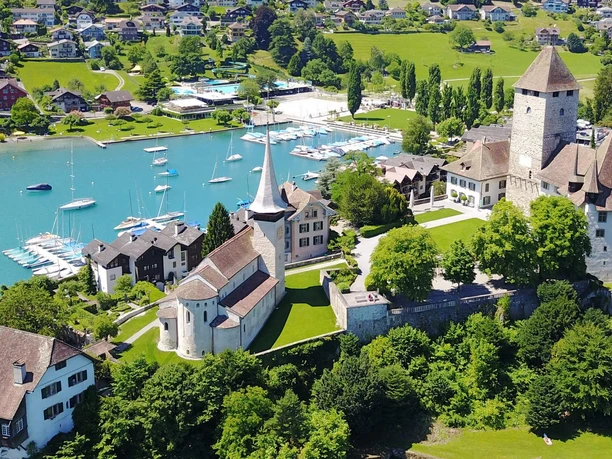 spiez-schloss-kirche-sommer-drohne