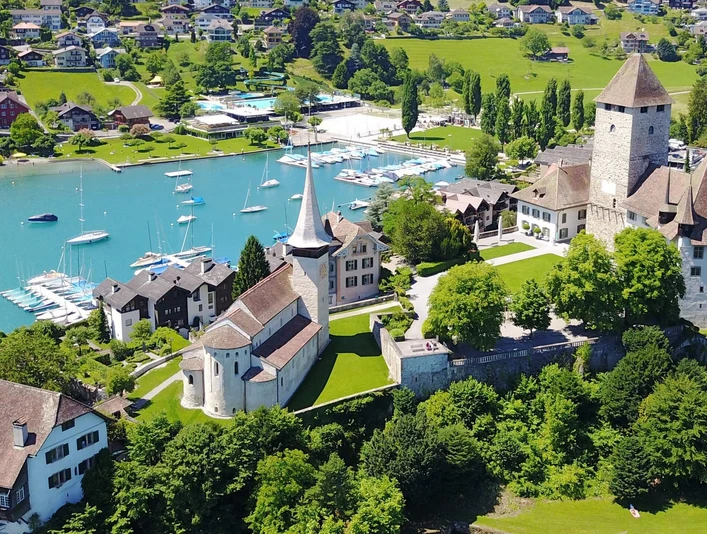 spiez-schloss-kirche-sommer-drohne