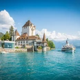 oberhofen-schloss-schiff-bluemlisalp-sommer-dampfschiff-niesen-thunersee-schloesser