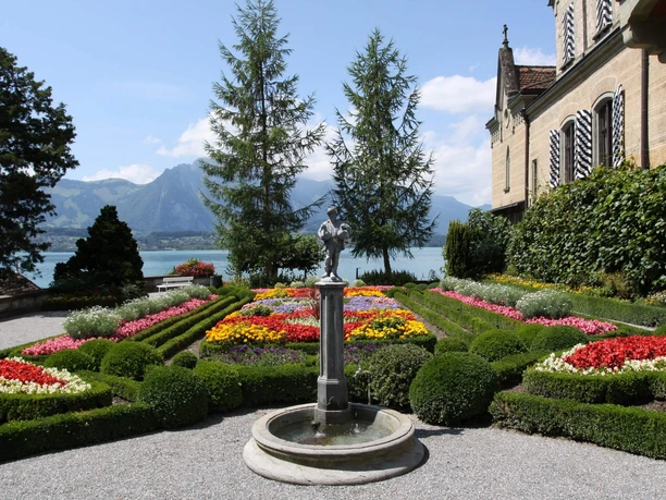 oberhofen-schloss-sommer-schlossterrasse-blumen
