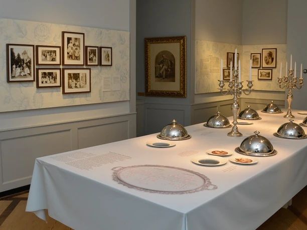 oberhofen-schloss-museum-schlossraeume-schlosstraeume-tisch