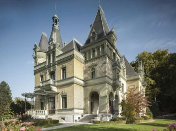 hilterfingen-schloss-huenegg-herbst-aussenansicht