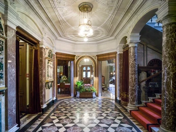 hilterfingen-schloss-huenegg-museum-eingang-treppe