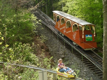 interlaken-heimwehfluh-bahn-sommer