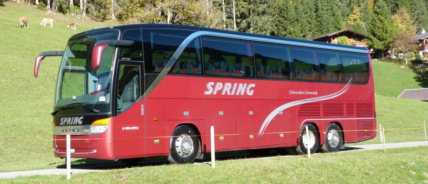 Roter Reisecar