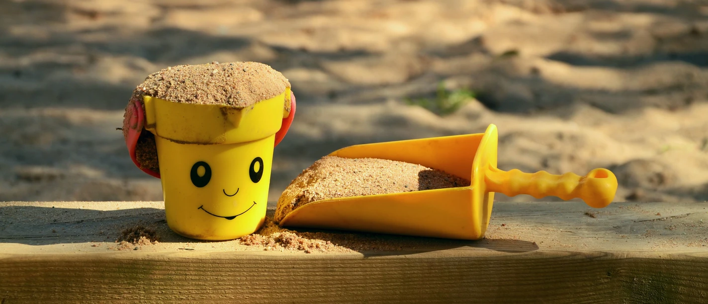 Schaufel und Eimerchen zum Spielen im Sandkasten