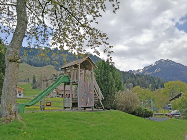Toboggan et aire de jeux sur le «Bergli»