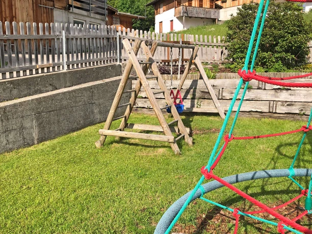Gut übersichtlicher Spielplatz mit Schaukel beim Gasthaus Gsässweid Kletterrondell und Schaukel