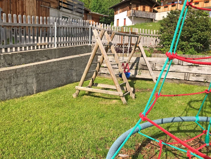 Gut übersichtlicher Spielplatz mit Schaukel