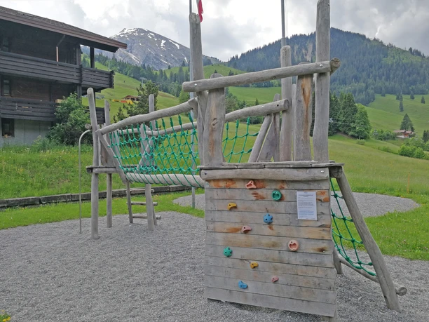 Spielplatz mit Klettergerüst für Kinder