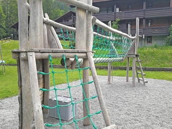 Verschiedene Spielmöglichkeiten auf dem Spielplatz beim Restaurant Wirieblick