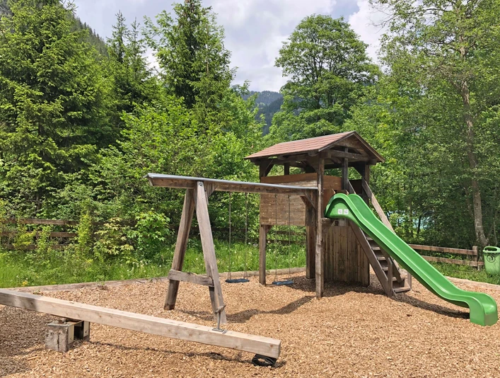 L'aire de jeux Anger avec balançoire et toboggan