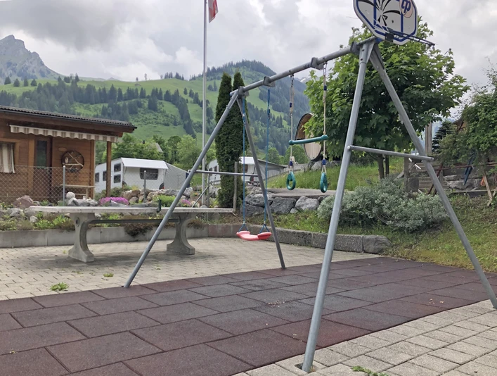 Schaukel und Ping-Pong Tisch