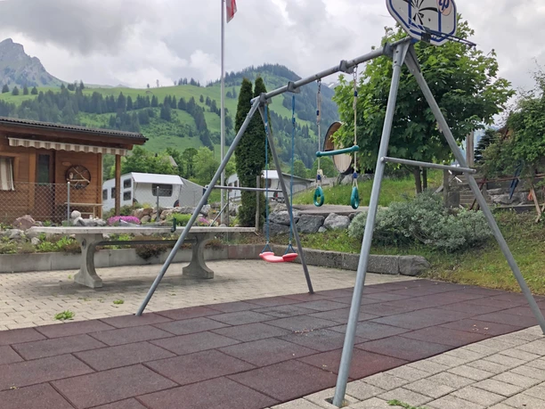 Schaukel und Ping-Pong-Tisch
