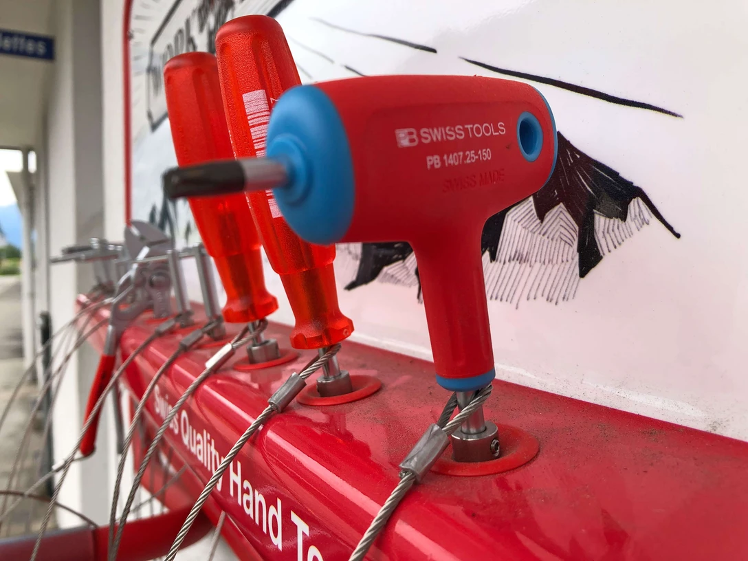Bei einer Panne immer zur Hand - Servicestation für Bikes beim Bahnhof Oey