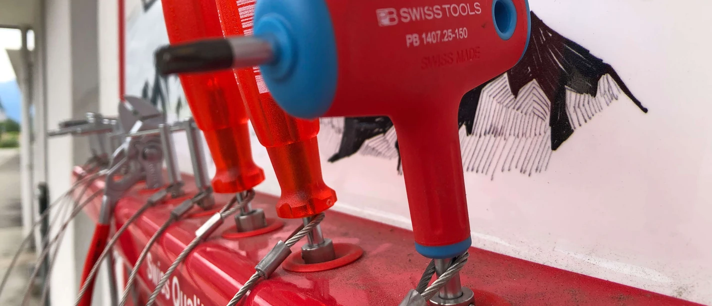 Bei einer Panne immer zur Hand - Servicestation für Bikes beim Bahnhof Oey