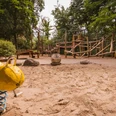 Spielplatz am Schlosspark - Wippgeräte auf der Sandfläche