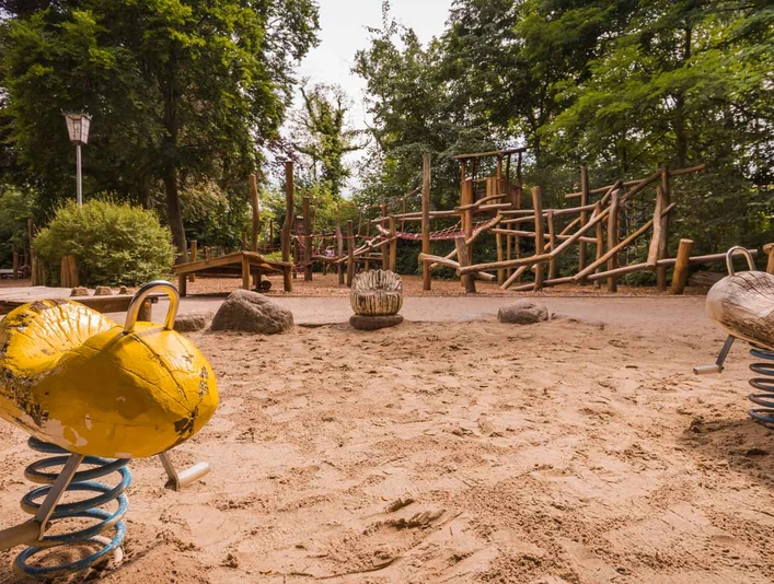 Spielplatz am Schlosspark - Wippgeräte auf der Sandfläche