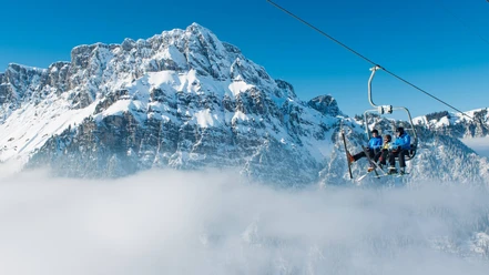 diemtigtal-grimmialp-winter-skifahren-sessellift-nebel-winteraktivitaeten