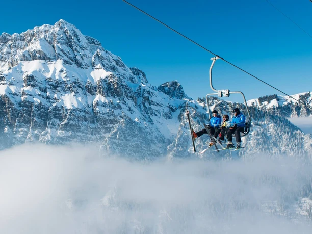 diemtigtal-grimmialp-winter-skifahren-sessellift-nebel-winteraktivitaeten