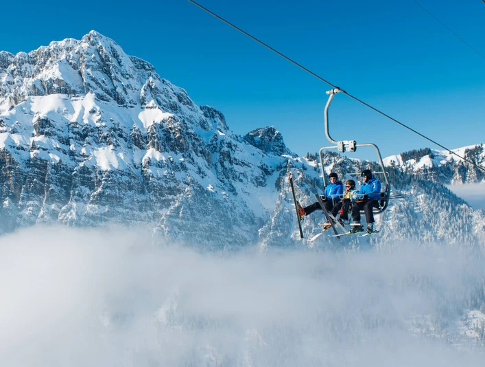 diemtigtal-grimmialp-winter-skifahren-sessellift-nebel-winteraktivitaeten