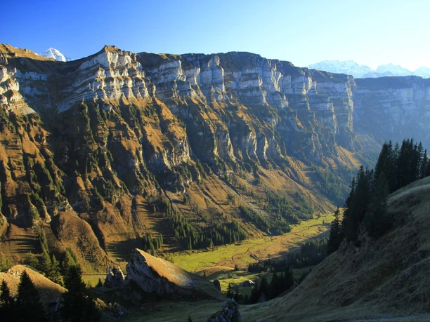 sigriswil-justistal-herbst-wandern-alplandschaften-hirschbrunftbeobachtung