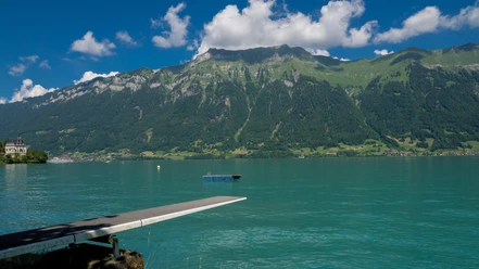 iseltwald-strandbad-sommer-sprungbrett-bergkulisse-augstmatthorn