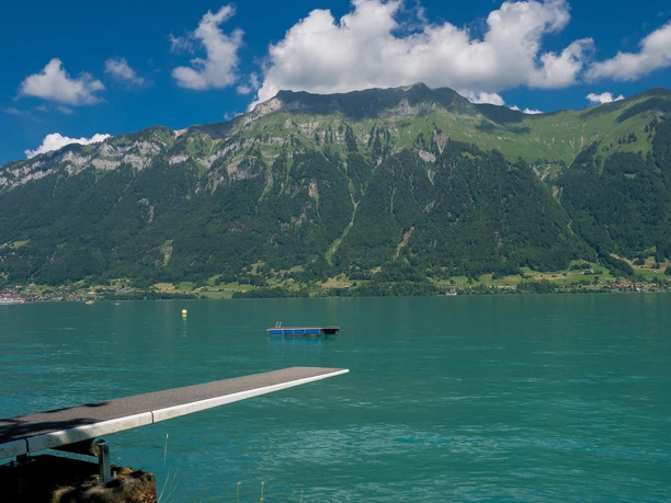 iseltwald-strandbad-sommer-sprungbrett-bergkulisse-augstmatthorn