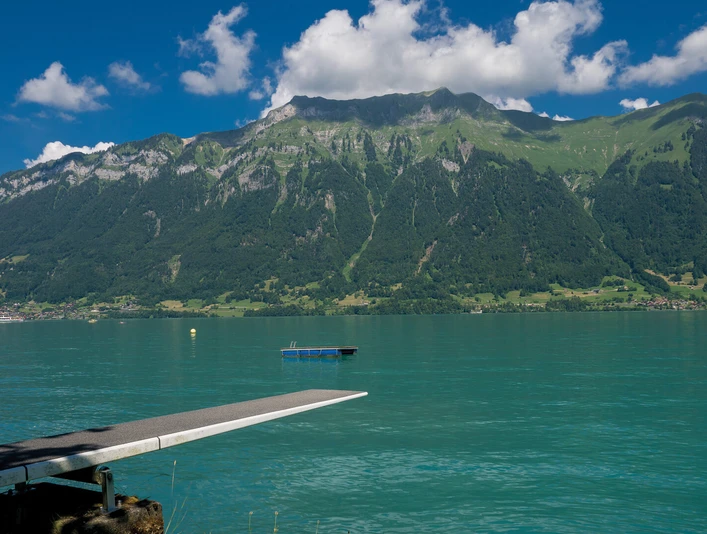 iseltwald-strandbad-sommer-sprungbrett-bergkulisse-augstmatthorn