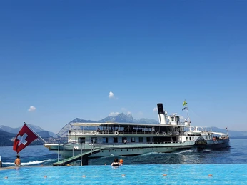 merligen-strandbad-sommer-pool-thunersee-kursschiff