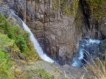 aeschi-suldtal-herbst-suld-wasserfall-schlucht-pochtenfall