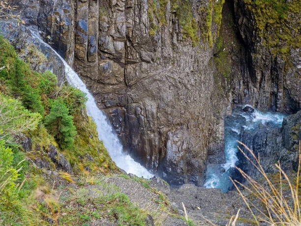 aeschi-suldtal-herbst-suld-wasserfall-schlucht-pochtenfall