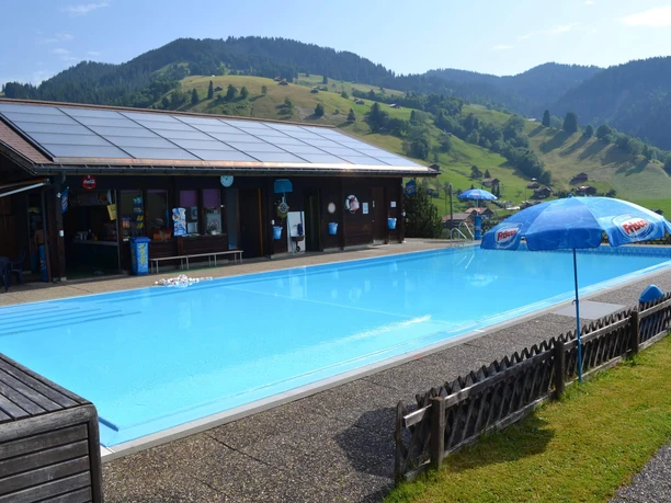 habkern-schwimmbad-freiluft-sommer-panorama-naturidylle